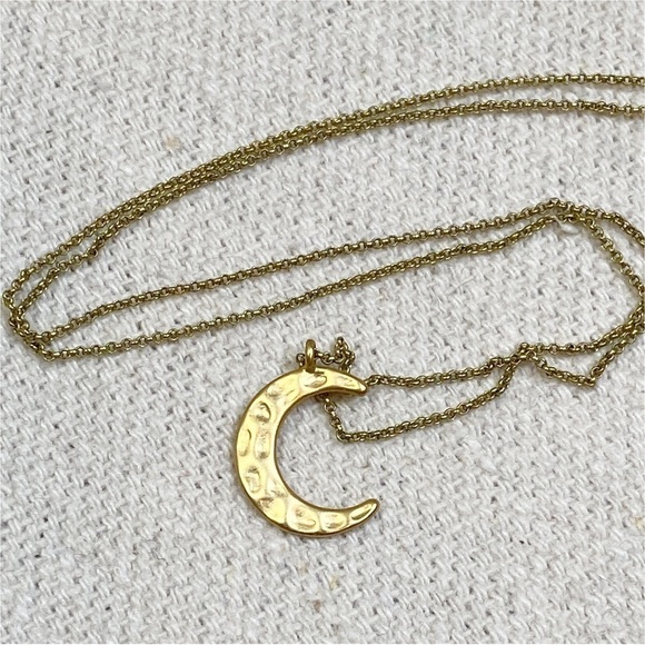 Dainty hammered matte gold tone crescent moon pendant - Picture 4 of 6